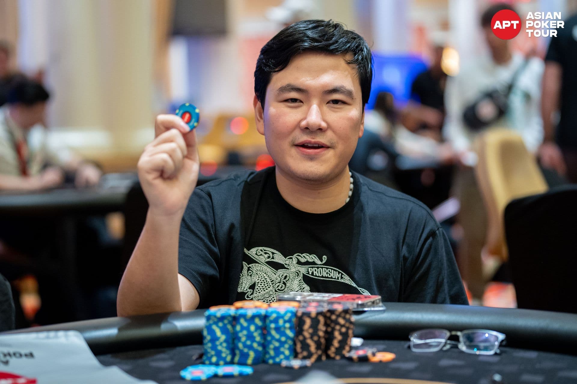 Main Event Opening Flight Draws 285 Entries; China's Chao Xi Tops the Counts